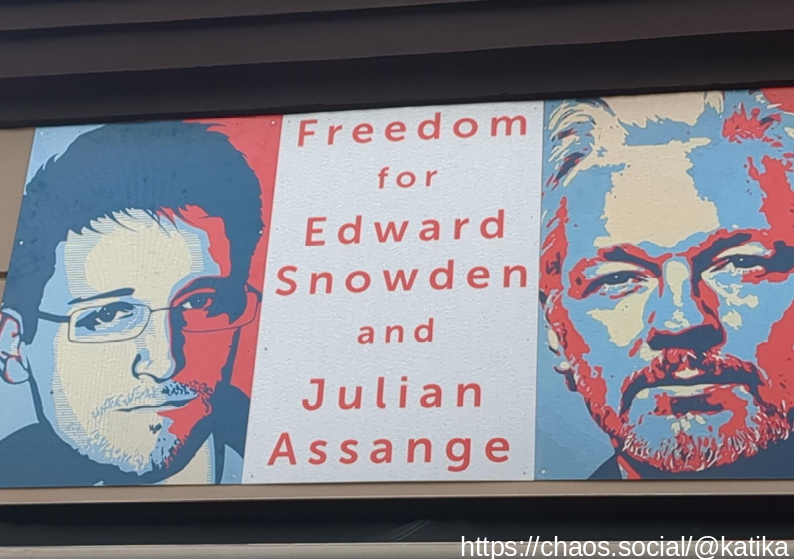 Banner with stancils of Edward Snowden and Julian Assange and the written demand of freedon for the two