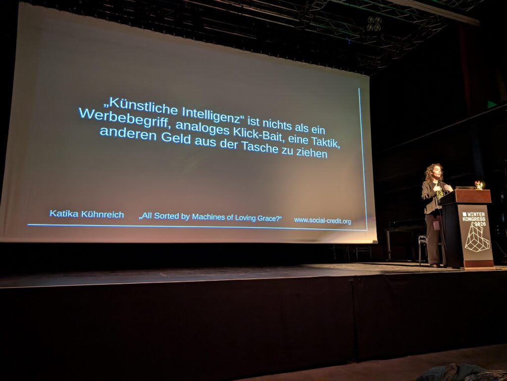 ein Foto von Katika Kühnreich auf der Bühne des Winterkongress der Digitalen Gesellschaft Schweiz in Zürich aufgenommen von Marcel Waldvogel https://chaos.social/@marcel@waldvogel.family