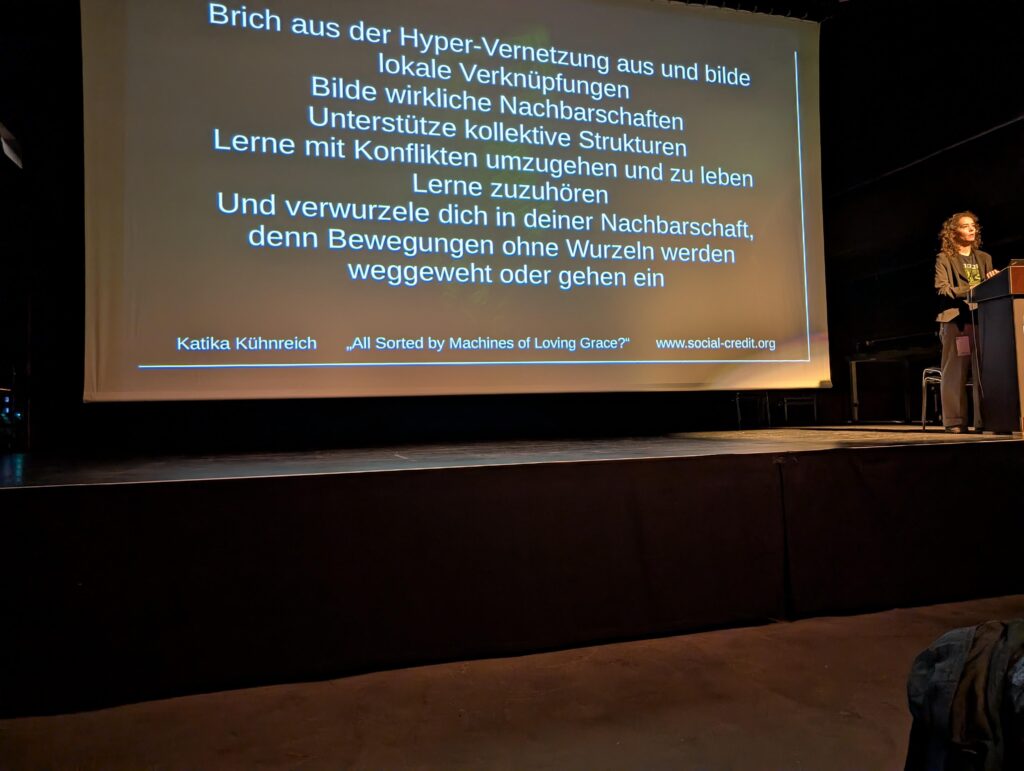 ein Foto von Katika Kühnreich auf der Bühne des Winterkongress der Digitalen Gesellschaft Schweiz in Zürich aufgenommen von Marcel Waldvogel https://chaos.social/@marcel@waldvogel.family
